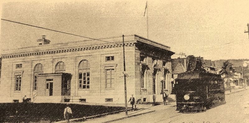 Marker detail: Completed U.S. Post Office and Burlington Trolley – 1913 image. Click for full size.