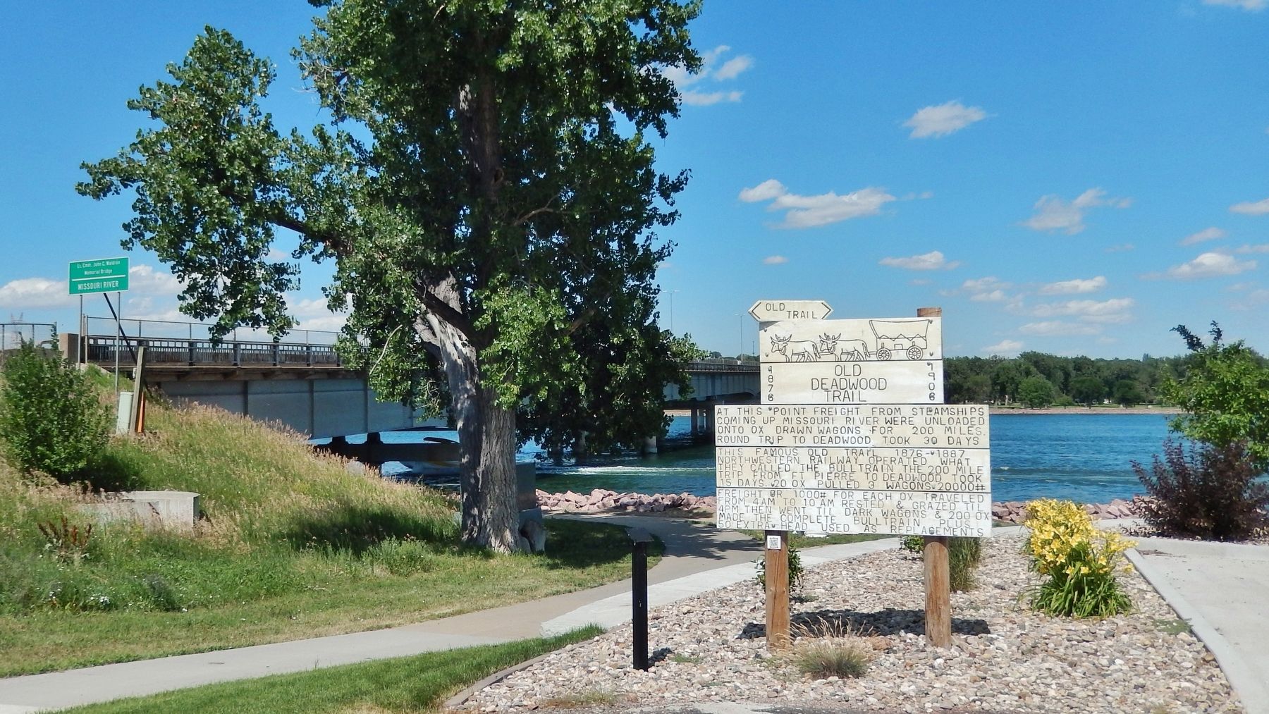 Old Deadwood Trail Marker (<i>wide view; Missouri River & US Highway 83 bridge in backgound</i>) image. Click for full size.