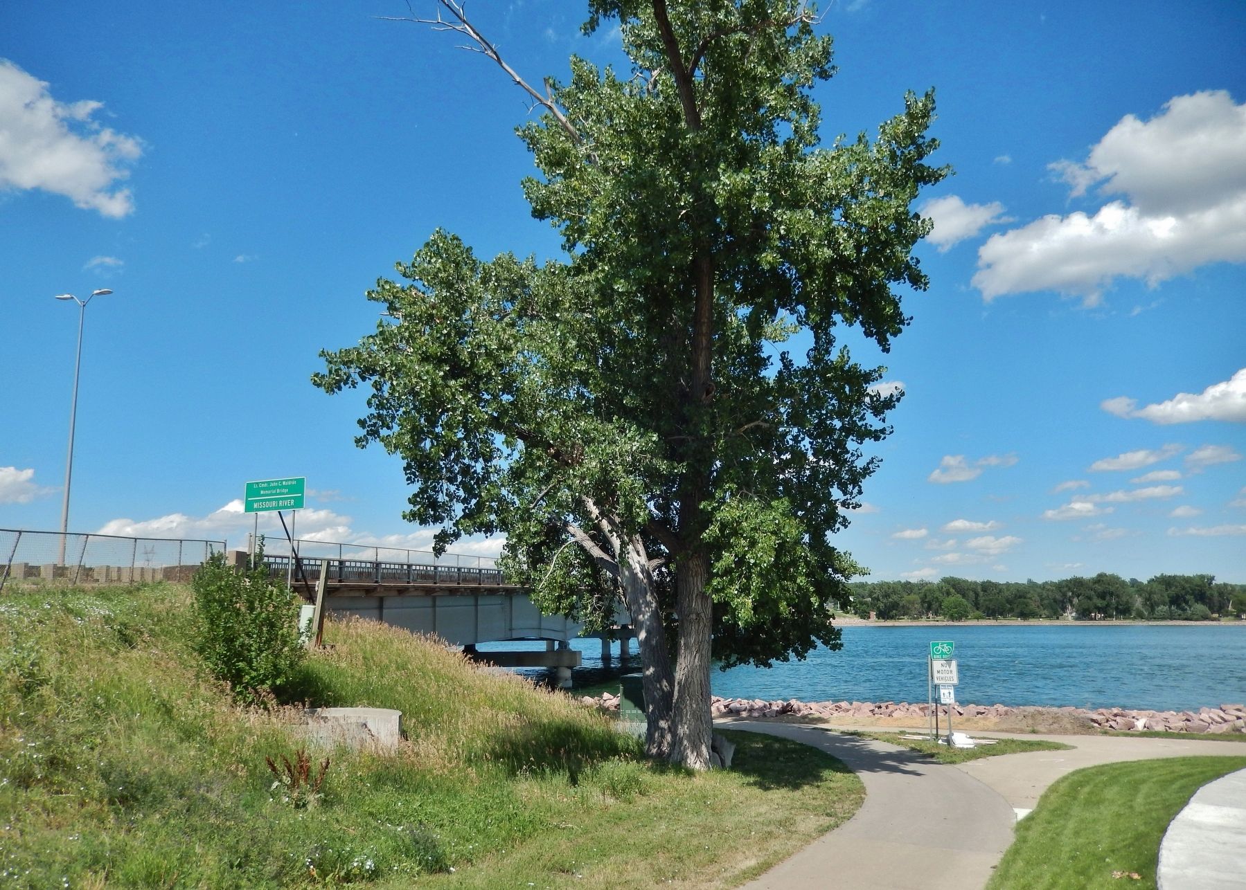 Missouri River & US Highway 83 Bridge (<i>view east from marker</i>). Click for full size. Missouri River & US Highway 83 Bridge (<i>view east from marker</i>) image. Click for full size.