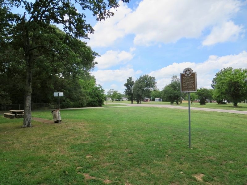 Historic Roadside Park Marker looking west. image. Click for full size.