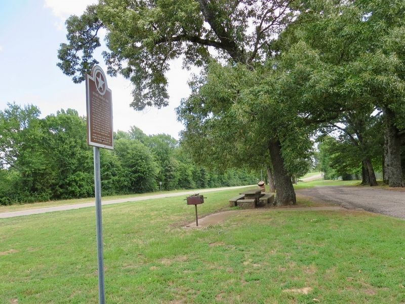 Historic Roadside Park Marker looking east. image. Click for full size.