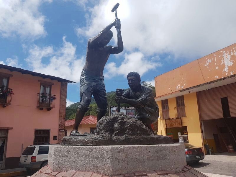 A nearby Monument to the Miners of Pinal de Amoles image. Click for full size.