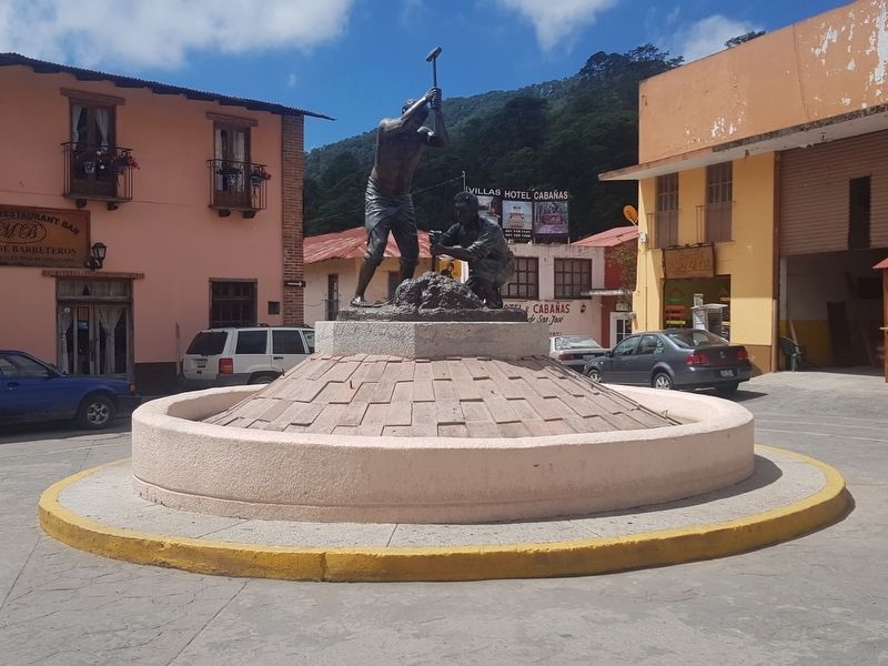 An additional view of the Monument to the Miners of Pinal de Amoles image. Click for full size.