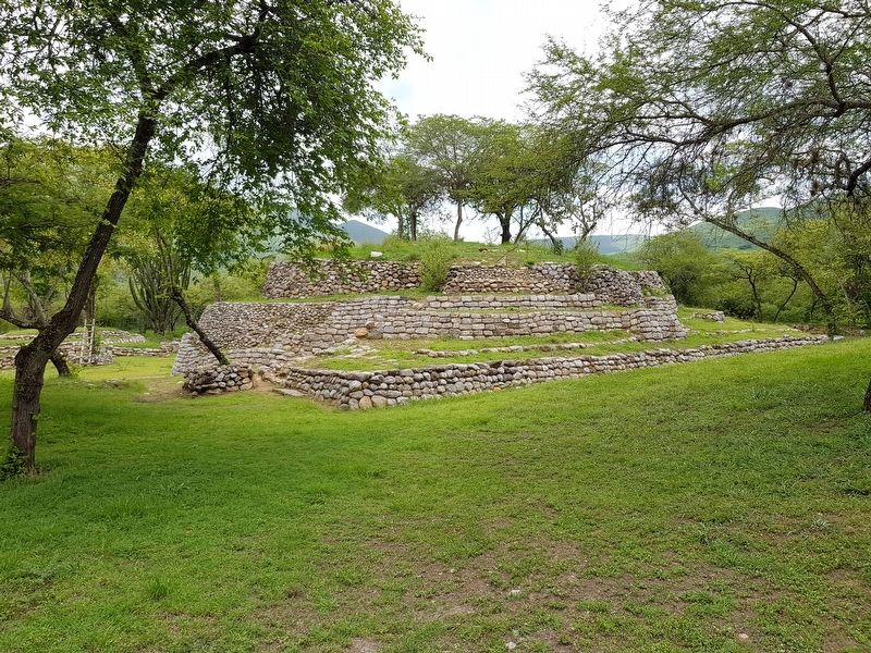 A structure in the nearby Plaza de la Promesa (Plaza of the Promise) image. Click for full size.