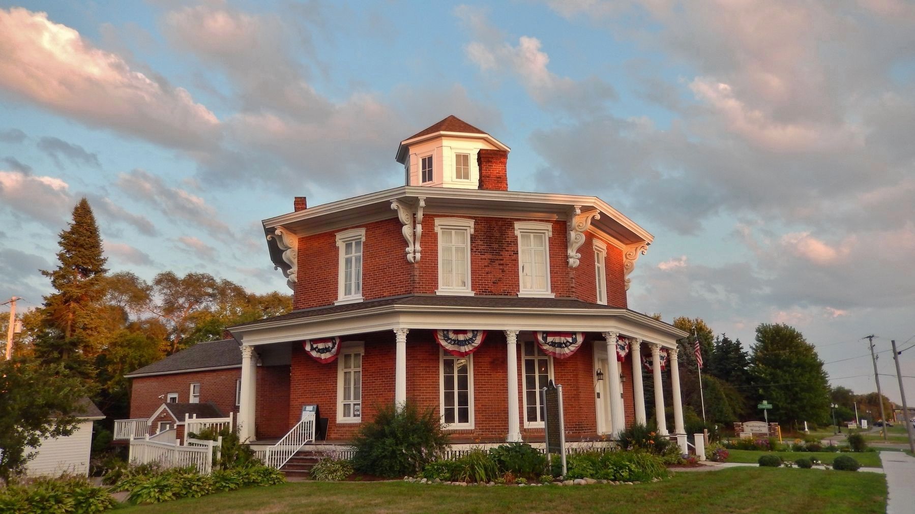 Loren Andrus House (<i>northwest side view; marker edge-on in center</i>) image. Click for full size.