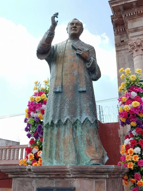 Statue of Father Joaqun Soto Armenta (1911-1998) image. Click for full size.