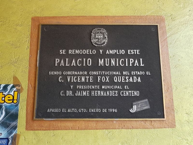 A 1996 marker on the remodeling of the Palacio Municipal of Apaseo el Alto. Click for full size. A 1996 marker on the remodeling of the Palacio Municipal of Apaseo el Alto image. Click for full size.