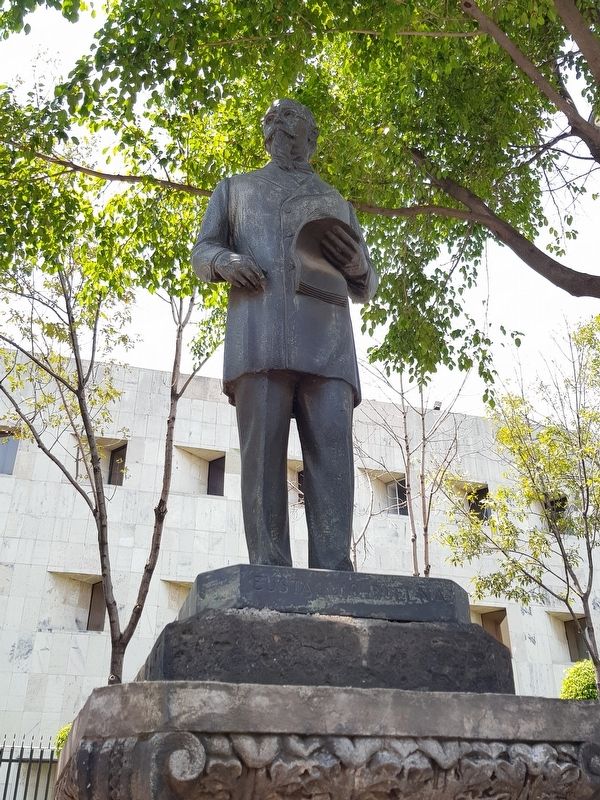 Eustaquio Buelna Pérez statue image. Click for full size.