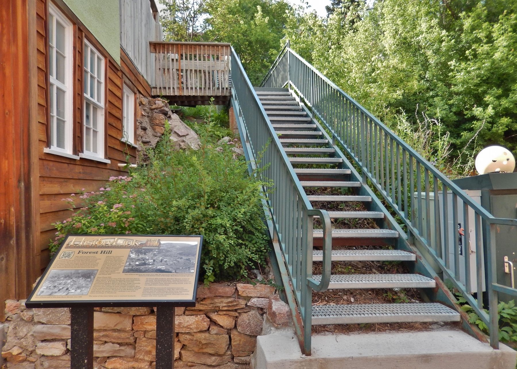 Forest Hill Marker (<i>wide view; staircase up to Williams Street just right of marker</i>) image. Click for full size.