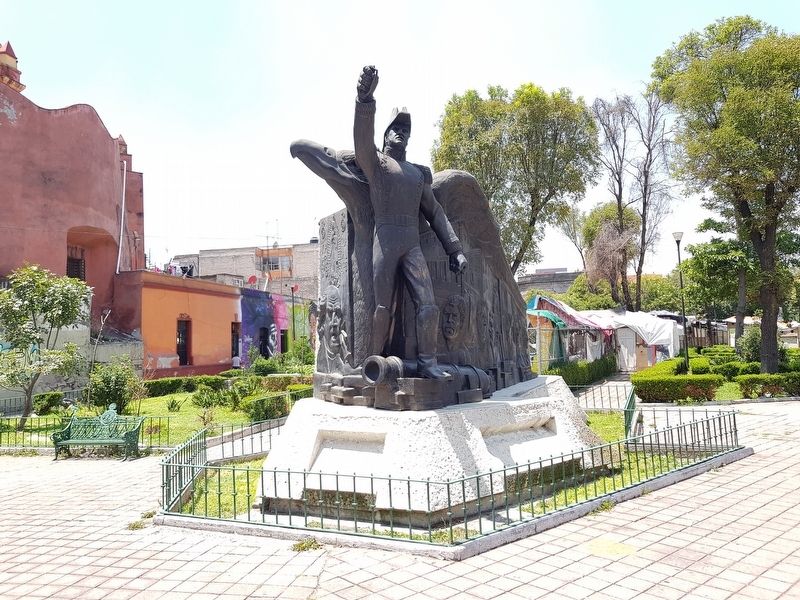 A nearby sculpture to Allende and Mexican Independence image. Click for full size.