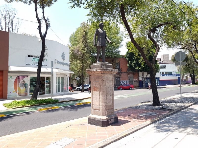 General Bibiano Dvalos Lpez Marker and statue image. Click for full size.