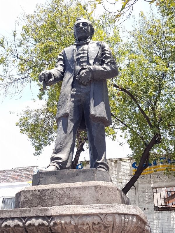 Clodomiro Cota Mrquez statue image. Click for full size.