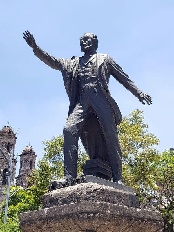 Guillermo Prieto Pradilla statue image. Click for full size.
