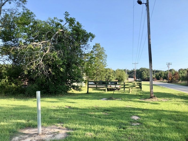 Confederate Headquarters / Confederate Flank Attack Marker is missing - only pole left.. Click for full size. Confederate Headquarters / Confederate Flank Attack Marker is missing - only pole left. image. Click for full size.