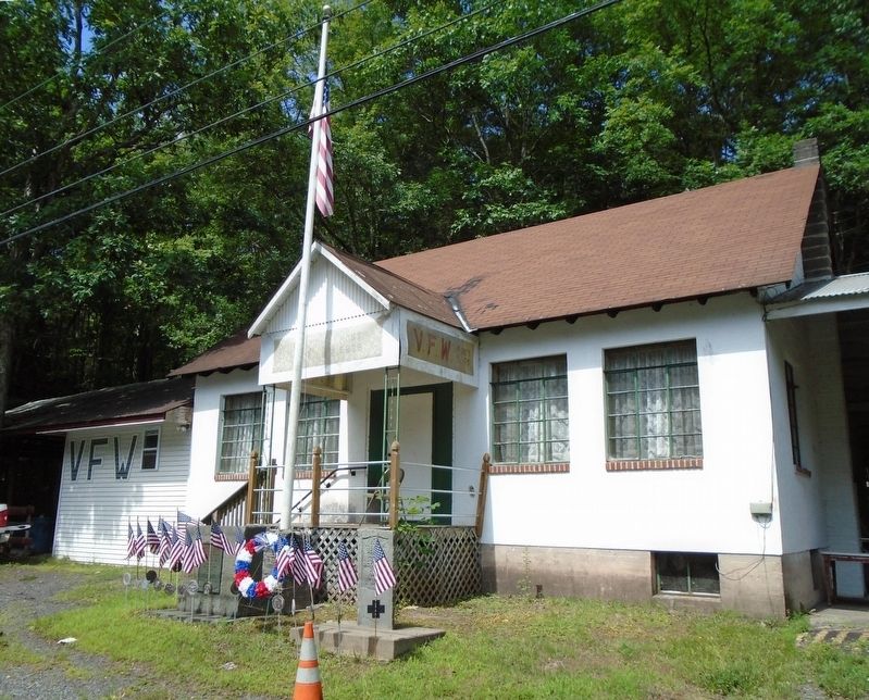 Ecker-Haupt War Memorial image. Click for full size.