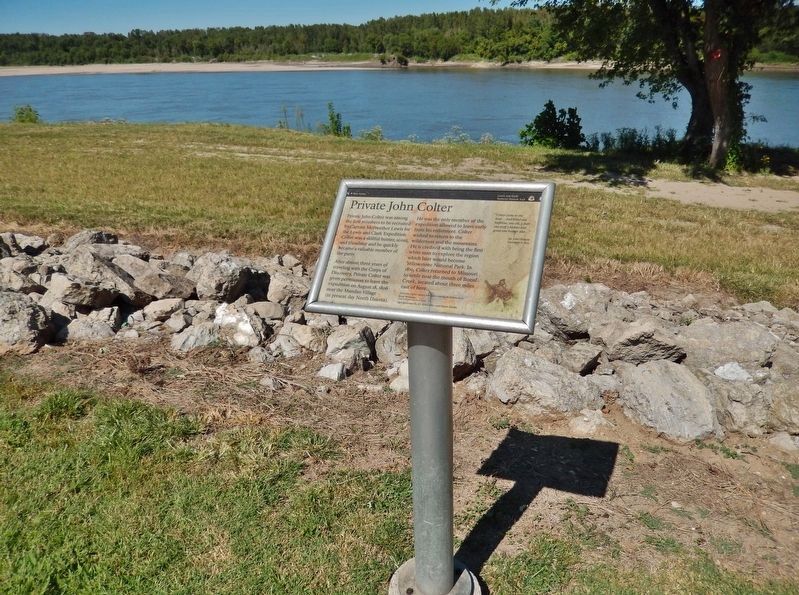 Private John Colter Marker (<i>tall view; overlooking the Missouri River at New Haven</i>) image. Click for full size.