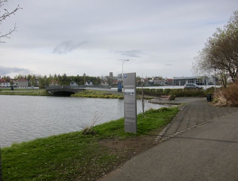 Hlj�msk�lagar�urinn / Pavilion Park Marker - wide view, English side image. Click for full size.