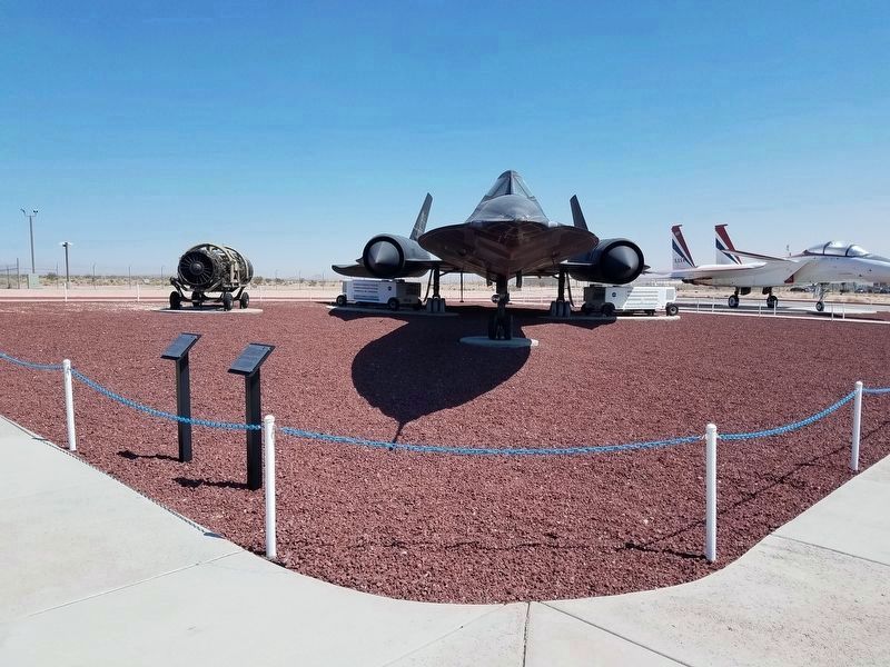 Lockheed SR-71A Blackbird and Markers image. Click for full size.