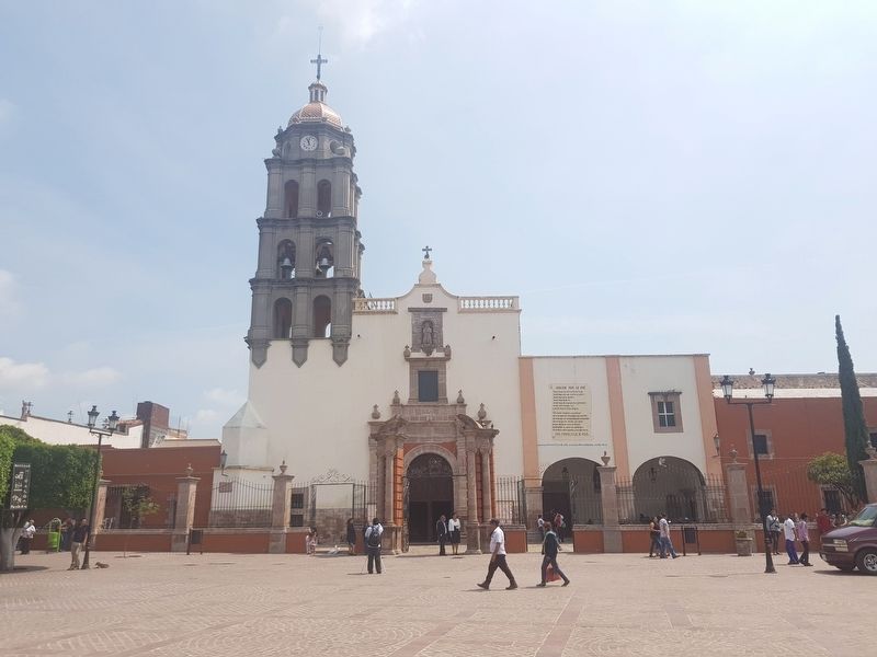 The nearby San Francisco de Asís Catholic Church of Comonfort. Click for full size. The nearby San Francisco de Asís Catholic Church of Comonfort image. Click for full size.