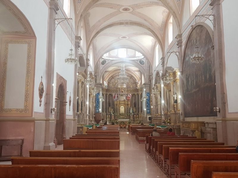 An interior view of the San Francisco de Asís Catholic Church of Comonfort. Click for full size. An interior view of the San Francisco de Asís Catholic Church of Comonfort image. Click for full size.