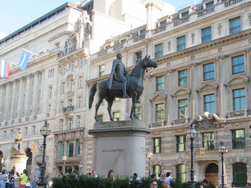 Wellington Statue image. Click for full size.