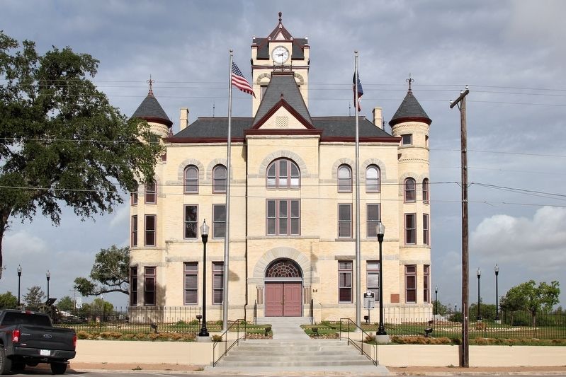Karnes County Courthouse and Marker image. Click for full size.