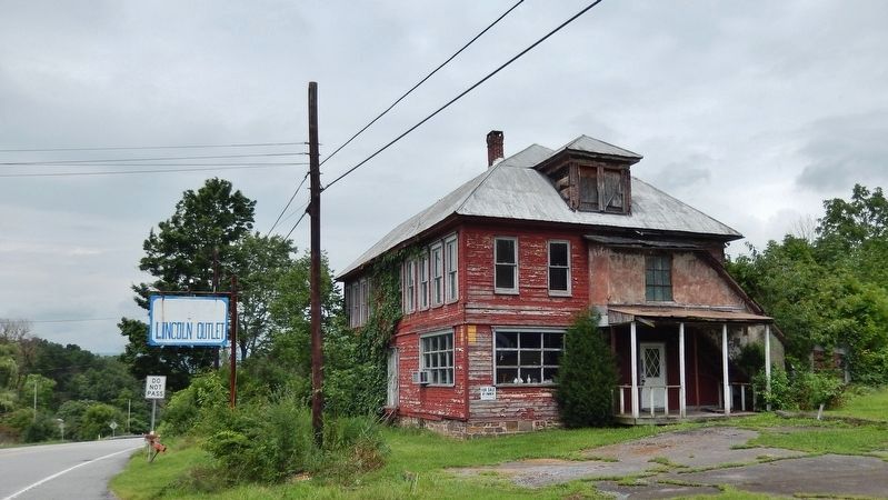 Abandoned General Store (<i>across Lincoln Highway from the Motor Court</i>) image. Click for full size.
