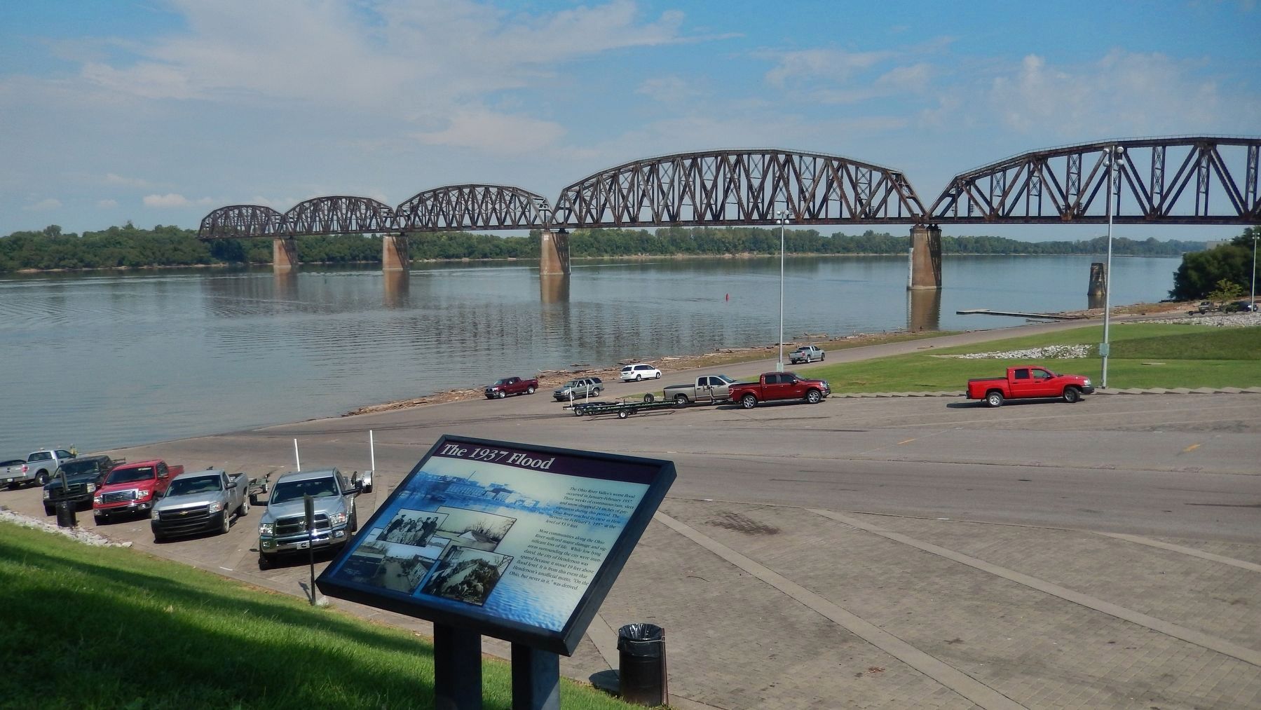 The 1937 Flood Marker (<i>wide view; boat ramp, Ohio River, and railroad bridge in background</i>) image. Click for full size.