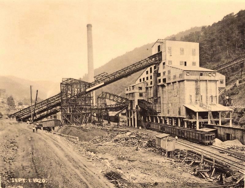 Coal Tipple photo, circa 1920 image. Click for full size.
