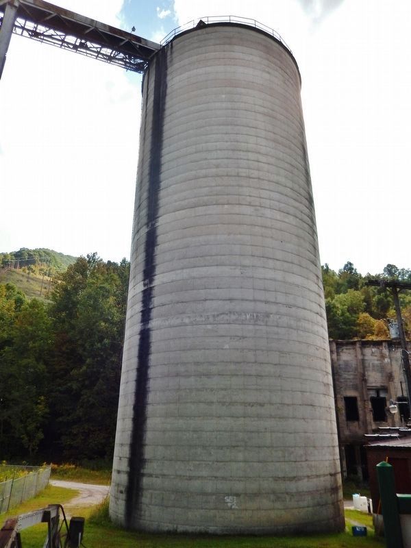 2300 Ton Tipple Coal Silo (<i>located behind marker</i>) image. Click for full size.