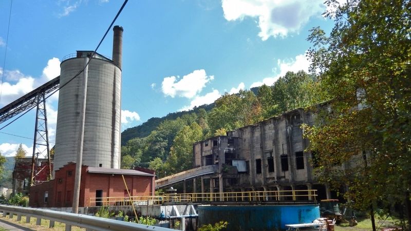 Coal Tipple (<i>surviving concrete substructure at right; metal superstructer is gone</i>) image. Click for full size.
