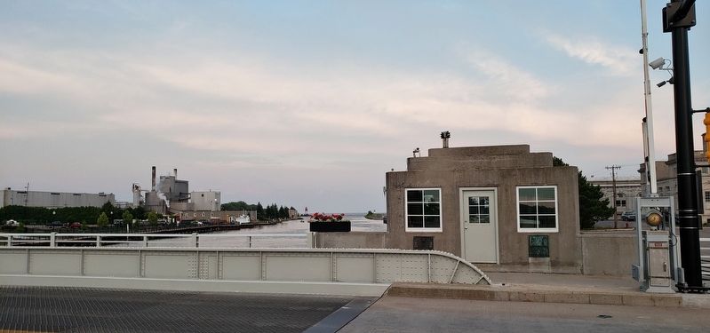 Second Avenue Bridge Control House (<i>marker visible under window at right</i>) image. Click for full size.