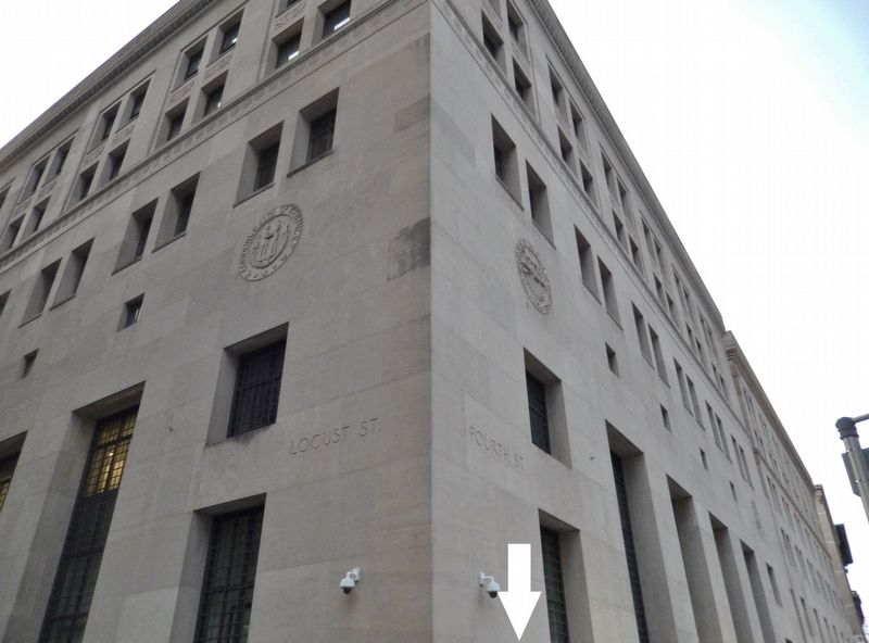 Federal Reserve Bank of St. Louis (<i>southeast corner view; marker is just below image frame</i>) image. Click for full size.