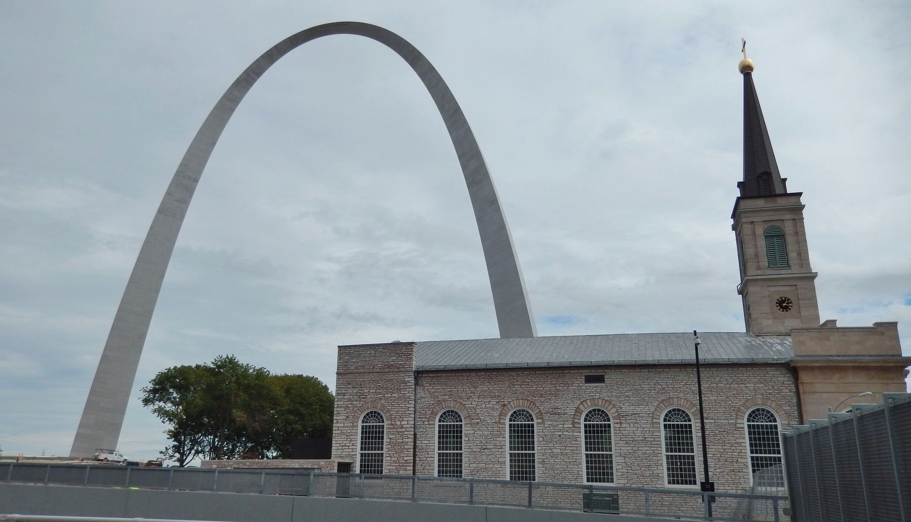 Gateway Arch & Cathedral Basilica Of Saint Louis (<i>Rue de Granges, between Market & Walnut</i>) image. Click for full size.