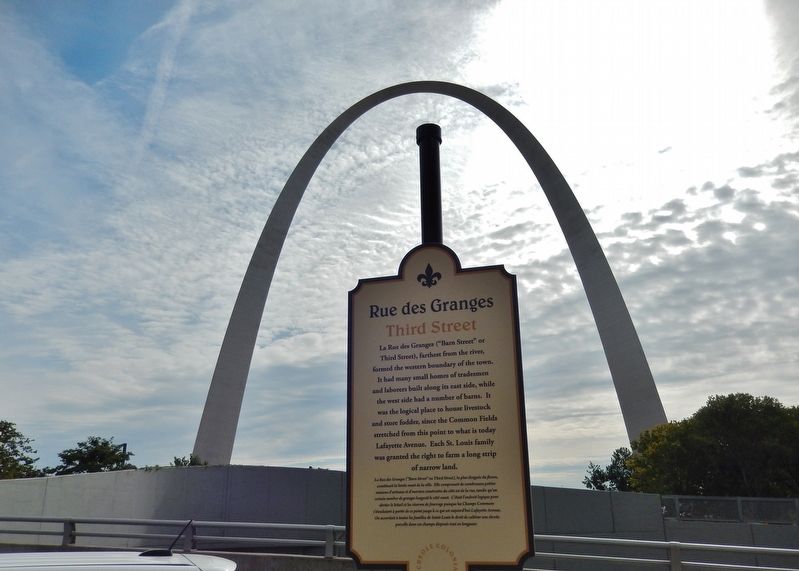 Rue des Granges Marker (<i>wide view with Gateway Arch in background</i>) image. Click for full size.