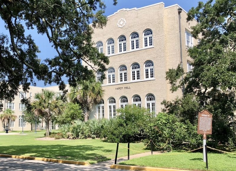 Marker next to Hardy Hall (Administration building) with Oak on extreme right. image. Click for full size.