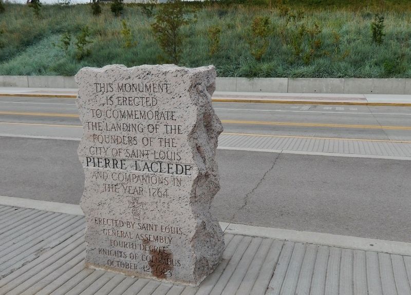 Pierre Laclede Marker (<i>wide view; North Leonor K Sullivan Boulevard in background</i>) image. Click for full size.