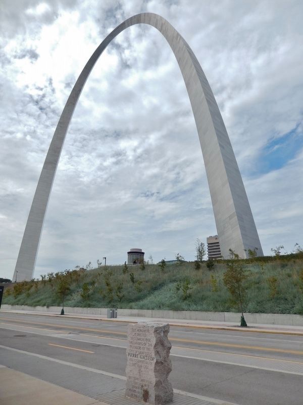 Pierre Laclede Marker (<i>tall view looking southwest; Gateway Arch in background</i>) image. Click for full size.