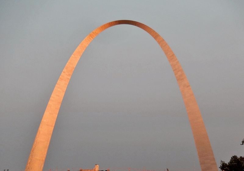 Gateway Arch at Sunset (<i>wide view illustrating catenary curve</i>) image. Click for full size.