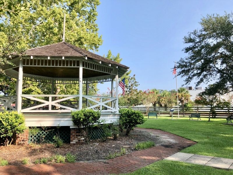 Marshall Park Marker next to flagpole and the bandstand on left. image. Click for full size.