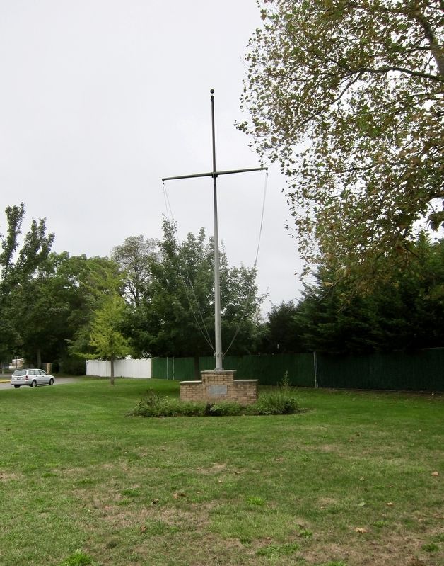 Lindenhurst War Memorial Marker - wide view image. Click for full size.