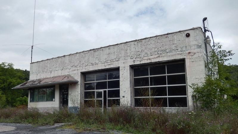 Abandoned Service Station (<i>across Lincoln Highway from the Motor Court</i>). Click for full size. Abandoned Service Station (<i>across Lincoln Highway from the Motor Court</i>) image. Click for full size.