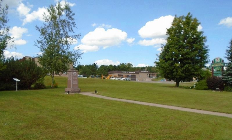 <i>Weedon Se Souvient!</i> Marker to left of War Memorial image. Click for full size.