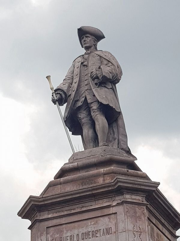 Juan Antonio de Urrutia y Arana statue atop the monument image. Click for full size.