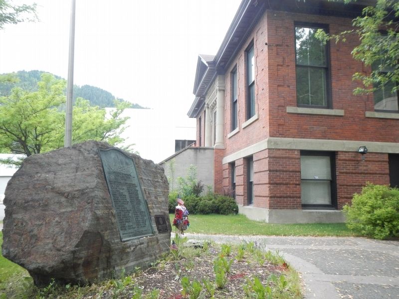 Wallace World War Memorial Monument and the Wallace Carnegie Library image. Click for full size.