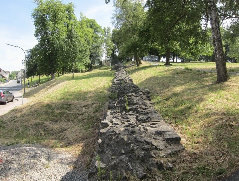 Fort Osterburken - Roman wall remnants, east side, looking south image. Click for full size.