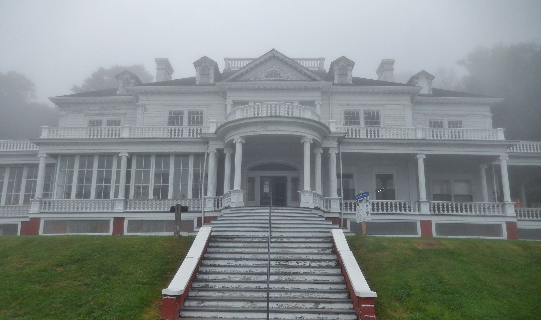 Flat Top Manor (<i>front view on a foggy day</i>). Click for full size. Flat Top Manor (<i>front view on a foggy day</i>) image. Click for full size.