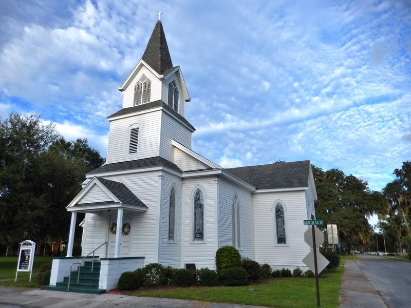 First Methodist Church of Jasper (<i>southwest corner view, marker & pedestal visible at center</i>) image. Click for full size.