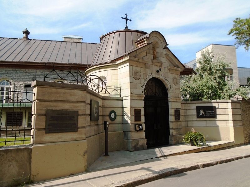 Site historique du Monastère-des-Augustines de-l'Hôtel-Dieu-de-Québec Marker. Click for full size. Site historique du Monastère-des-Augustines de-l'Hôtel-Dieu-de-Québec Marker image. Click for full size.