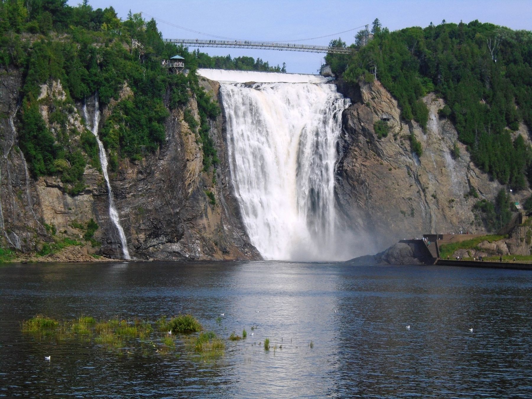 La chute Montmorency / Montmorency Falls image. Click for full size.